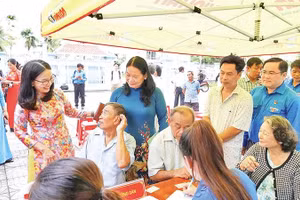 Lãnh đạo tỉnh Vĩnh Long thăm nơi khám sức khỏe toàn diện cho người dân.