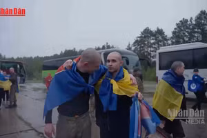 [Video] Nga – Ukraine bắt đầu trao đổi tù binh dịp ngừng bắn 9/5 