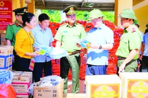 Lãnh đạo Bộ Công an trao nhiều phần quà ý nghĩa cho các địa phương chịu ảnh hưởng nặng nề trong đợt mưa lũ vừa qua. (Ảnh TRẦN TRUNG HIẾU)