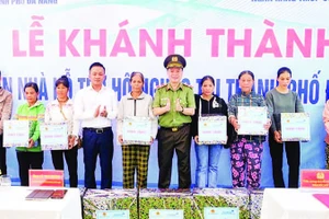 Khánh thành, bàn giao nhà cho hộ nghèo ở thành phố Đà Nẵng.