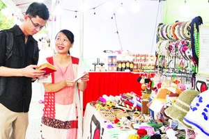 Chị Kim Soi giới thiệu sản phẩm tại các phiên chợ, chương trình xúc tiến, quảng bá.