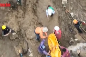 [Video] Indonesia tìm kiếm hơn 80 người mất tích trong vụ lở đất tại Tây Java