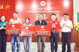 Hội Chữ thập đỏ tỉnh Tuyên Quang cùng đại diện các cơ quan, đơn vị trao tặng hỗ trợ xây dựng nhà Chữ thập đỏ cho các hộ gia đình có hoàn cảnh khó khăn trên địa bàn tỉnh.