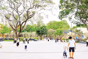 Dự án số 1 Lý Thái Tổ được tháo gỡ và được xây dựng thành công viên phục vụ nhu cầu sinh hoạt công cộng cho người dân thành phố (Ảnh THẾ ANH)