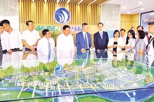 Các nhà đầu tư nước ngoài tìm hiểu cơ hội đầu tư tại Khu công nghiệp ven biển Liên Hà Thái, tỉnh Hưng Yên.