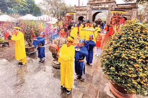 Dâng hương và các vật phẩm trong Lễ hội Cổ Loa-một trong những lễ hội lớn của Hà Nội tưởng nhớ An Dương Vương tại di tích Cổ Loa.