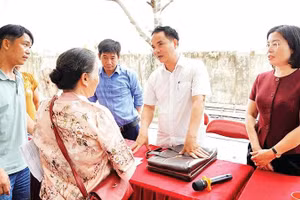 Lãnh đạo xã Thường Tín trao đổi, thông tin về các cơ chế, chính sách dự án Khu đô thị thể thao quốc tế Hà Nội với người dân.