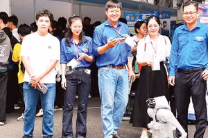 Các bạn trẻ trình diễn robot tại Liên hoan “Tuổi trẻ sáng tạo Thành phố Hồ Chí Minh” lần thứ 17 năm 2026. (Ảnh CTV)