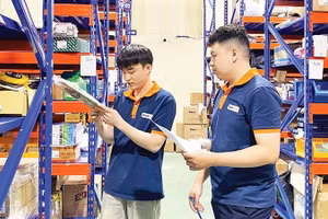 Kiểm kê, phân loại hàng hóa trước khi giao nhận tại Công ty cổ phần Bách Liên (VietMRO). 