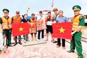 Bộ đội Biên phòng phối hợp tuyên truyền pháp luật tại cảng Hiệp Phước.