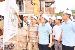 Đồng chí Nguyễn Văn Đoạt (người thứ 3 từ phải sang), Phó Chủ tịch Ủy ban nhân dân tỉnh Điện Biên kiểm tra thực địa tiến độ thi công Trường nội trú liên cấp Nà Bủng trên địa bàn xã biên giới Nà Bủng, tỉnh Điện Biên.