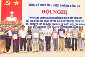 Người dân phường Hồng Hà nhận giấy chứng nhận quyền sử dụng đất.