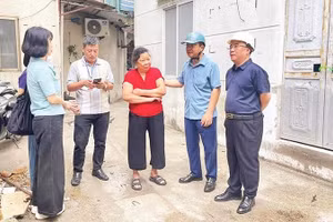Lãnh đạo phường Khương Đình thường xuyên gặp gỡ, trao đổi với người dân có đất bị thu hồi.