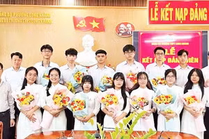 Đảng bộ Trường trung học phổ thông Long Khánh tổ chức kết nạp Đảng cho 13 học sinh.