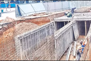 Xây dựng cống thoát nước có đường kính lớn tại khu vực Hoàng Gia, phường Phan Đình Phùng.