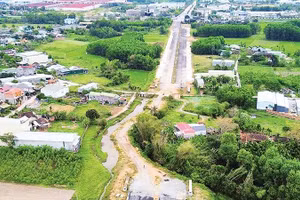 Vướng mặt bằng khiến dự án đường nối từ cầu Thạch Bích đến Tịnh Phong chậm tiến độ.