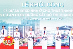 Thủ tướng Chính phủ Lê Minh Hưng cùng các đồng chí lãnh đạo Trung ương và Hà Nội thực hiện nghi lễ khởi công năm dự án đường sắt đô thị Thành phố Hà Nội.
