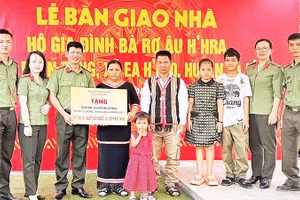 Công an tỉnh Đắk Lắk xây dựng nhà ở cho gia đình bà Rơ Âu H’hra ở buôn Dang, xã Ea H’leo sau khi hồi hương.