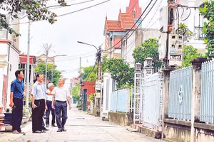 Đảng viên Chi bộ thôn 33 bám sát cơ sở, kịp thời nắm bắt tâm tư, nguyện vọng của người dân.