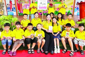Cô trò Trường tiểu học Đinh Tiên Hoàng trong giờ đọc sách.