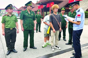 Công an phối hợp với Bộ đội Biên phòng kiểm tra người xuất, nhập cảnh tại Cửa khẩu quốc tế Hữu Nghị.