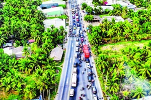 Tình trạng ùn tắc giao thông trên Quốc lộ 60, đoạn qua tỉnh Vĩnh Long.