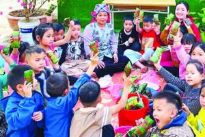 Quà Tết cho học trò có hoàn cảnh khó khăn của nhà trường là những chiếc bánh chưng do chính thầy, cô giáo và các bạn gói tặng.