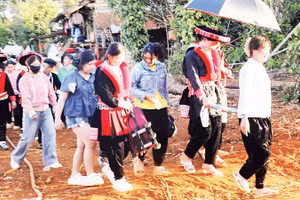 Nét độc đáo trong lễ cưới của người Dao đỏ là cô dâu được nhà gái chủ động đưa sang nhà chồng trong trang phục truyền thống.