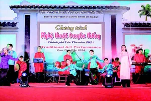 Biểu diễn nghệ thuật truyền thống tại phố đi bộ Ninh Kiều. (Ảnh PHƯƠNG HUỲNH)