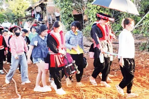 Nét độc đáo trong lễ cưới của người Dao đỏ là cô dâu được nhà gái chủ động đưa sang nhà chồng trong trang phục truyền thống.