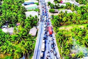 Tình trạng ùn tắc giao thông trên Quốc lộ 60, đoạn qua tỉnh Vĩnh Long.