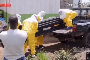 [Video] Dịch Ebola: Uganda xác nhận 3 ca mới, Mỹ siết chặt nhập cảnh 