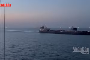 [Video] Iran bắn cảnh cáo tàu dầu, tái áp đặt hạn chế với Eo biển Hormuz 
