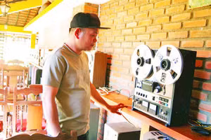 Chiếc đài băng cối cũ phát những bản nhạc xưa, chạm vào cảm xúc của du khách.