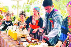 Chị Lâm Thị Kim Thoa (người thứ hai từ trái sang) trong lễ hội chè Shan tuyết Suối Giàng.