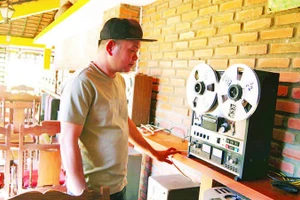 Chiếc đài băng cối cũ phát những bản nhạc xưa, chạm vào cảm xúc của du khách.