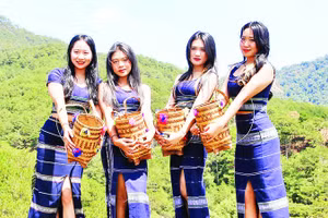 Thiếu nữ Cơ Ho với gùi hoa truyền thống.