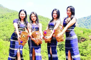 Thiếu nữ Cơ Ho với gùi hoa truyền thống.