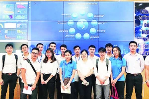 Sinh viên ngành Công nghệ thông tin của UDCK đi thực tế.