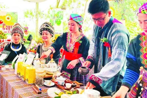 Chị Lâm Thị Kim Thoa (người thứ hai từ trái sang) trong lễ hội chè Shan tuyết Suối Giàng.