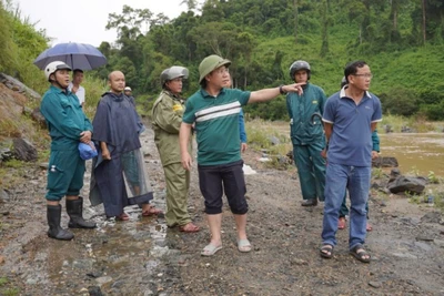 Lực lượng chức năng xã Khâm Đức triển khai các biện pháp tìm kiếm người mất tích do mưa bão.