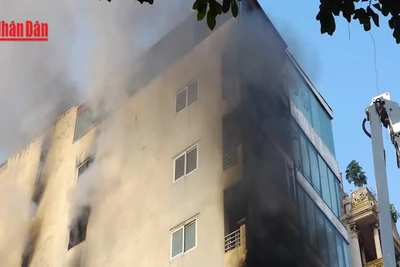 [Video] 3 giờ nghẹt thở giải cứu 8 người trong ngôi nhà bị cháy tại Hà Nội