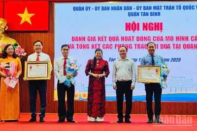 Ban Tuyên giáo và Dân vận Quận ủy và đồng chí Phan Văn Quang, Trưởng Phòng Giáo dục và Đào tạo quận Tân Bình nhận Huân chương Lao động hạng Nhì.