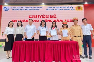 Học sinh, gia đình và nhà trường cam kết cùng hành động vì an toàn giao thông. (Ảnh: PHẠM TRUNG)