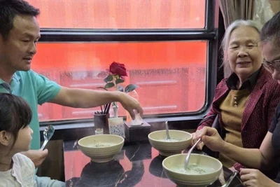 Nhiều tuyến tàu đi qua khu vực miền trung phải tạm dừng tại một số ga do ảnh hưởng của mưa bão.