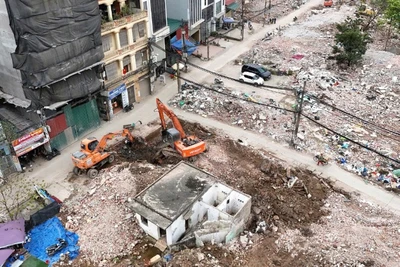 Phương tiện, máy móc đang làm việc hết công suất để hoàn thành dự án đường Vành đai 2,5.