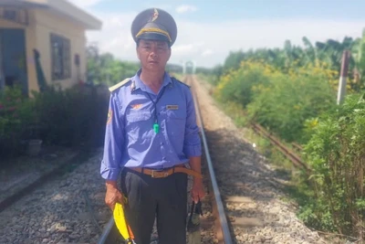 Anh Nguyễn Sơn Oánh là nhân viên gác chắn đường ngang thuộc Công ty Cổ phần Đường sắt Nghĩa Bình.