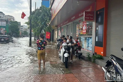 Tại các điểm úng ngập, việc đi lại rất khó khăn.