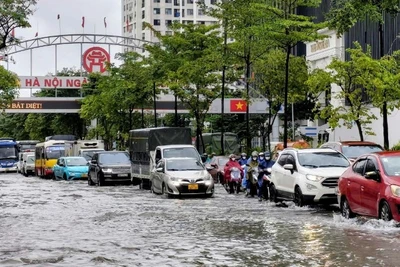 Ngập sâu tại Quốc lộ 32 khiến việc di chuyển của người dân gặp nhiều khó khăn. (Ảnh: VĂN THỊNH)