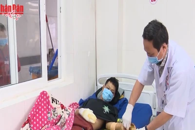 [Video] Hơn 100 ca cấp cứu do pháo nổ, bệnh viện căng mình trực Tết